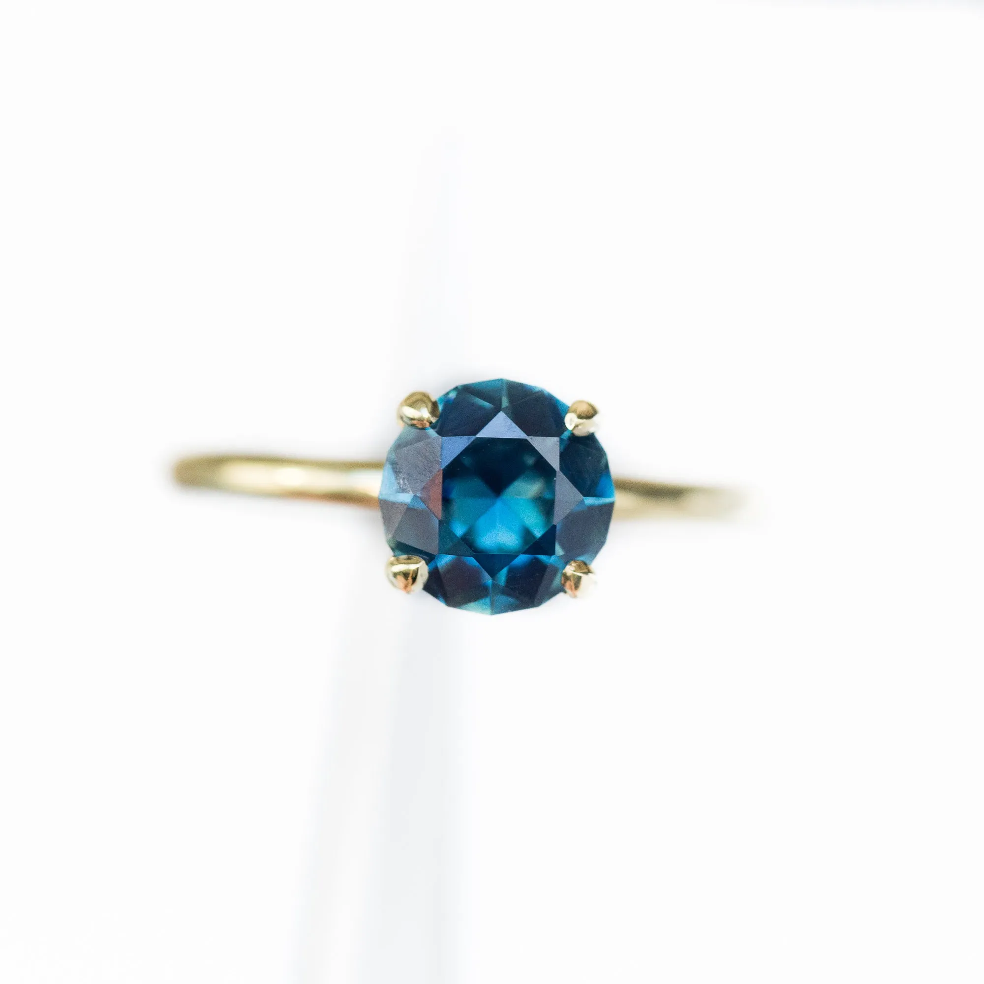 1.87ct Bright Blue Round Solitaire Unheated Sapphire Ring in 18k Yellow Gold