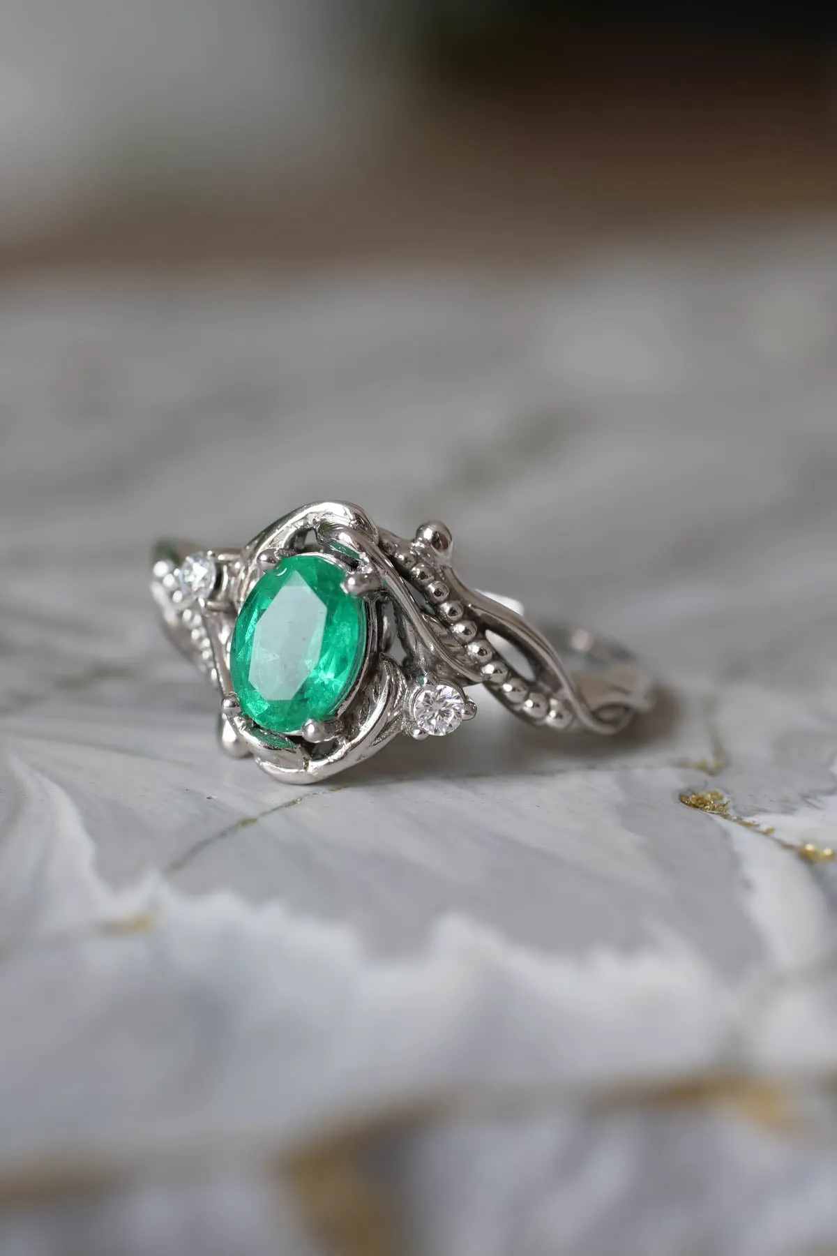 Botanical engagement ring with emerald / Undina