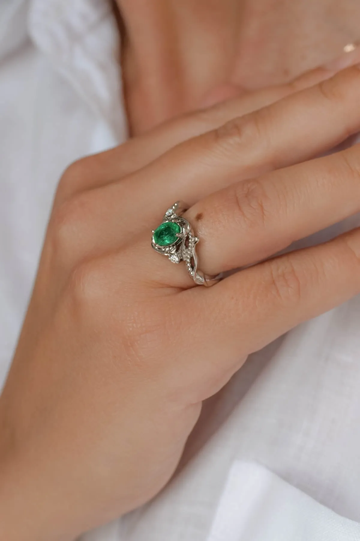 Botanical engagement ring with emerald / Undina