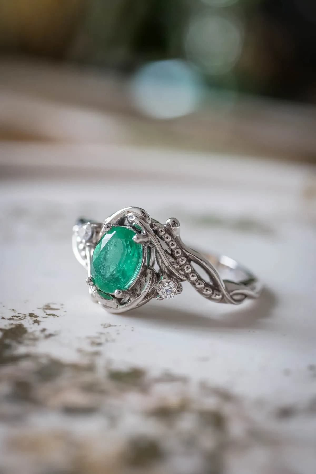 Botanical engagement ring with emerald / Undina